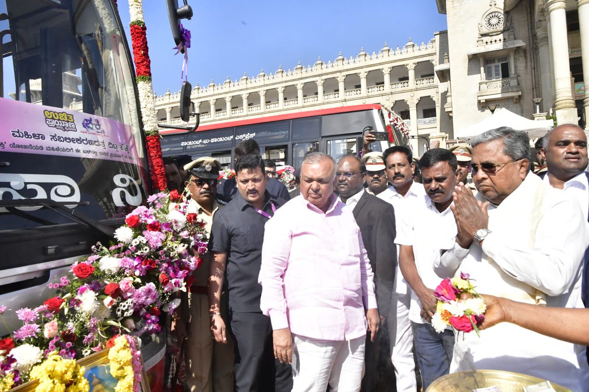 RLR_BTM's tweet image. ಕರ್ನಾಟಕ ರಾಜ್ಯ ರಸ್ತೆ ಸಾರಿಗೆ ನಿಗಮದ 100 ಹೊಸ ವಿನ್ಯಾಸ ಅಶ್ವಮೇಧ ಕ್ಲಾಸಿಕ್ ಬಸ್ಸುಗಳನ್ನು ಇಂದು ಮಾನ್ಯ ಮುಖ್ಯಮಂತ್ರಿ ಶ್ರೀ ಸಿದ್ದರಾಮಯ್ಯ, ಉಪಮುಖ್ಯಮಂತ್ರಿ ಶ್ರೀ ಡಿಕೆ ಶಿವಕುಮಾರ್ ಅವರೊಂದಿಗೆ ವಿಧಾನಸೌಧದ ಮುಂಭಾಗದಲ್ಲಿ ಲೋಕಾರ್ಪಣೆಗೊಳಿಸಿದೆ. 

ಕೆಎಸ್‌ಆರ್‌ಟಿಸಿ ಈ ವರ್ಷ 1,000 ಬಸ್ಸುಗಳನ್ನು ಸೇರ್ಪಡೆ ಮಾಡುತ್ತಿದ್ದು, ಇಂದು 100…