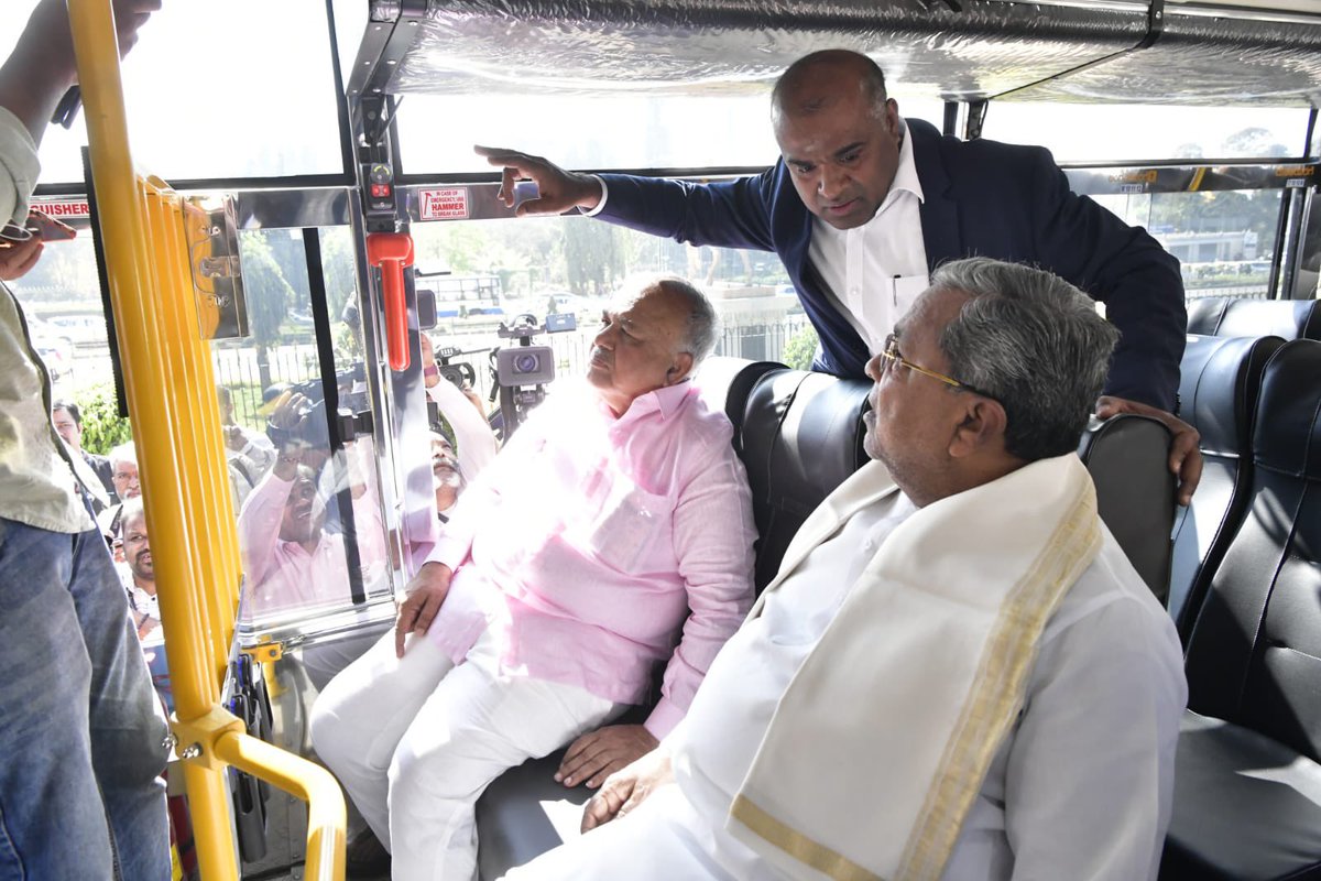 RLR_BTM's tweet image. ಕರ್ನಾಟಕ ರಾಜ್ಯ ರಸ್ತೆ ಸಾರಿಗೆ ನಿಗಮದ 100 ಹೊಸ ವಿನ್ಯಾಸ ಅಶ್ವಮೇಧ ಕ್ಲಾಸಿಕ್ ಬಸ್ಸುಗಳನ್ನು ಇಂದು ಮಾನ್ಯ ಮುಖ್ಯಮಂತ್ರಿ ಶ್ರೀ ಸಿದ್ದರಾಮಯ್ಯ, ಉಪಮುಖ್ಯಮಂತ್ರಿ ಶ್ರೀ ಡಿಕೆ ಶಿವಕುಮಾರ್ ಅವರೊಂದಿಗೆ ವಿಧಾನಸೌಧದ ಮುಂಭಾಗದಲ್ಲಿ ಲೋಕಾರ್ಪಣೆಗೊಳಿಸಿದೆ. 

ಕೆಎಸ್‌ಆರ್‌ಟಿಸಿ ಈ ವರ್ಷ 1,000 ಬಸ್ಸುಗಳನ್ನು ಸೇರ್ಪಡೆ ಮಾಡುತ್ತಿದ್ದು, ಇಂದು 100…