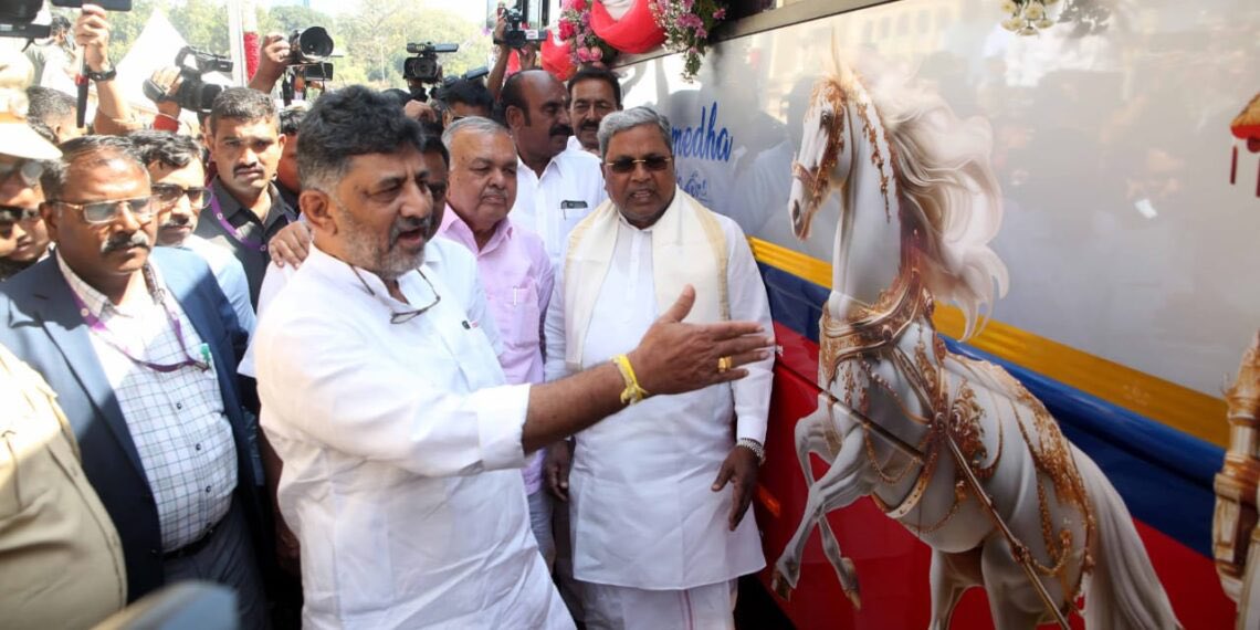 RLR_BTM's tweet image. ಕರ್ನಾಟಕ ರಾಜ್ಯ ರಸ್ತೆ ಸಾರಿಗೆ ನಿಗಮದ 100 ಹೊಸ ವಿನ್ಯಾಸ ಅಶ್ವಮೇಧ ಕ್ಲಾಸಿಕ್ ಬಸ್ಸುಗಳನ್ನು ಇಂದು ಮಾನ್ಯ ಮುಖ್ಯಮಂತ್ರಿ ಶ್ರೀ ಸಿದ್ದರಾಮಯ್ಯ, ಉಪಮುಖ್ಯಮಂತ್ರಿ ಶ್ರೀ ಡಿಕೆ ಶಿವಕುಮಾರ್ ಅವರೊಂದಿಗೆ ವಿಧಾನಸೌಧದ ಮುಂಭಾಗದಲ್ಲಿ ಲೋಕಾರ್ಪಣೆಗೊಳಿಸಿದೆ. 

ಕೆಎಸ್‌ಆರ್‌ಟಿಸಿ ಈ ವರ್ಷ 1,000 ಬಸ್ಸುಗಳನ್ನು ಸೇರ್ಪಡೆ ಮಾಡುತ್ತಿದ್ದು, ಇಂದು 100…