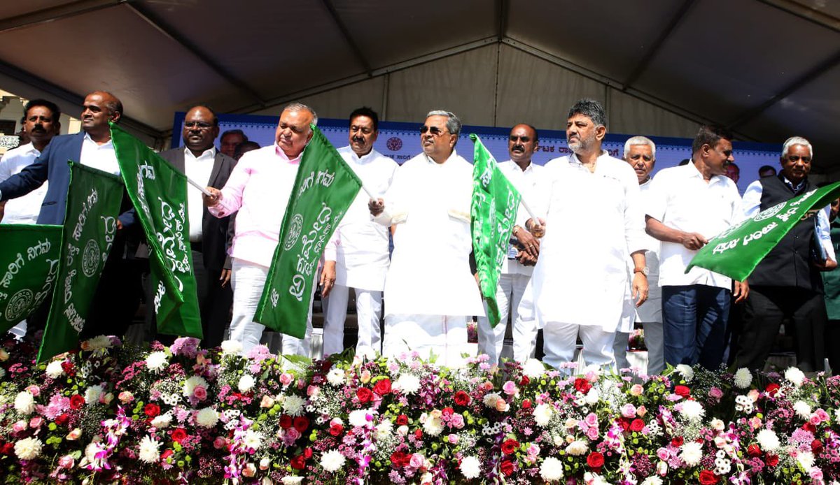 RLR_BTM's tweet image. ಕರ್ನಾಟಕ ರಾಜ್ಯ ರಸ್ತೆ ಸಾರಿಗೆ ನಿಗಮದ 100 ಹೊಸ ವಿನ್ಯಾಸ ಅಶ್ವಮೇಧ ಕ್ಲಾಸಿಕ್ ಬಸ್ಸುಗಳನ್ನು ಇಂದು ಮಾನ್ಯ ಮುಖ್ಯಮಂತ್ರಿ ಶ್ರೀ ಸಿದ್ದರಾಮಯ್ಯ, ಉಪಮುಖ್ಯಮಂತ್ರಿ ಶ್ರೀ ಡಿಕೆ ಶಿವಕುಮಾರ್ ಅವರೊಂದಿಗೆ ವಿಧಾನಸೌಧದ ಮುಂಭಾಗದಲ್ಲಿ ಲೋಕಾರ್ಪಣೆಗೊಳಿಸಿದೆ. 

ಕೆಎಸ್‌ಆರ್‌ಟಿಸಿ ಈ ವರ್ಷ 1,000 ಬಸ್ಸುಗಳನ್ನು ಸೇರ್ಪಡೆ ಮಾಡುತ್ತಿದ್ದು, ಇಂದು 100…