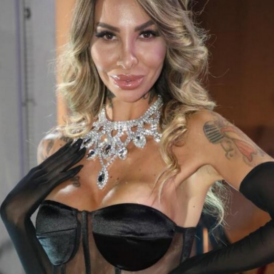 PrettyWoman3111's tweet photo. Ovo nije Aneli Ahmić ovo je NIKOJA BOLIJER 🙆🏽‍♀️ #zadruga7 #elita #aneli https://t.co/kXWqN5vh5e
