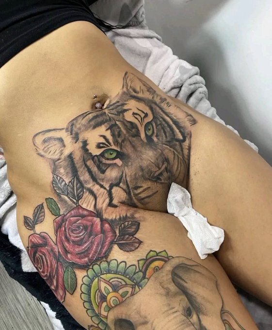 When she say you better eat the cat !!! Lol she meant it https://t.co/YAoqtJML5R<a href="/tag/pussy"class="tags"><span>#pussy</span></a><a href="/tag/thanksgiving"class="tags"><span>#thanksgiving</span></a>