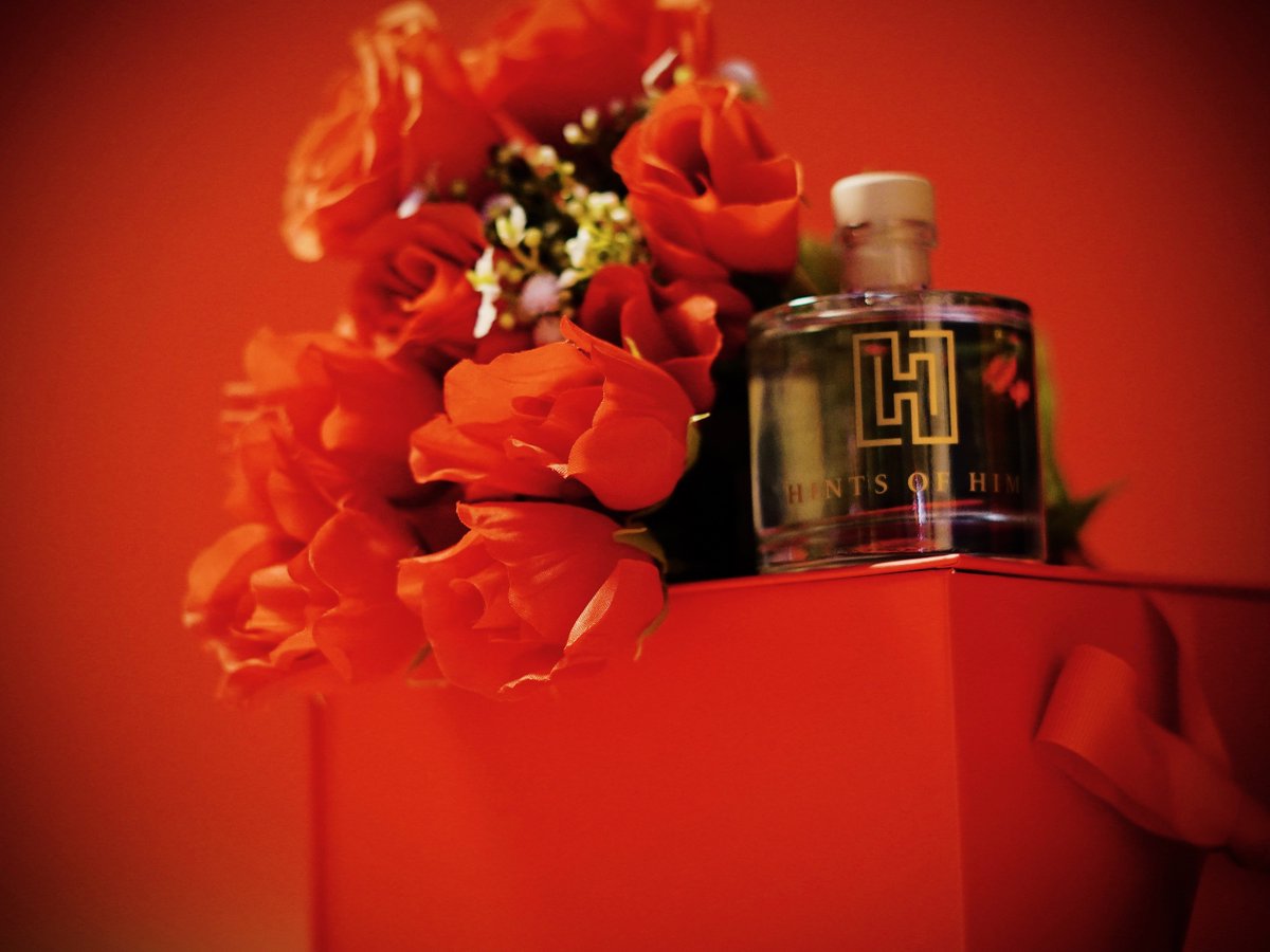 HintsofHim's tweet photo. Need a Valentine? 

Let ROWEN, be yours 💖 

It’s masculine fragrance will set the mood for romance this Valentine's Day. 💋 

#ROWENRomance #ValentinesDayFun #HintsOfHim #HOH #Fragrance #ReedDiffusers #Boston https://t.co/MnhzDqJz6M