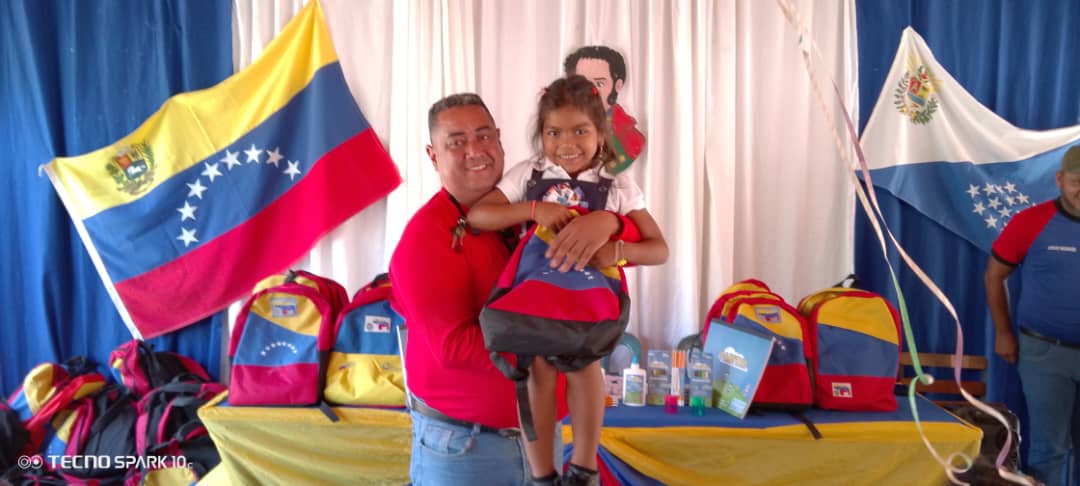 MichelePhillipe's tweet photo. Entérate.
Centro De Desarrollo De La Calidad Educativa Municipio Mejía.
155 Estudiantes de Primaria Recibieron Beneficios enviados por Nuestro Presidente @NicolasMaduro 

En Mejia Defendemos el Derecho de la Educación De Nuestros Estudiantes. @_LaAvanzadora @KarenlyPSUV 
🇻🇪♥️💪🏿 https://t.co/mjuQ5Q2U8w