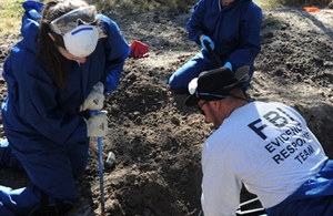 FBIElPaso's tweet image. Day 5 of 29 FBI Photos to Love 📸❤️

#FBI ERT members cross-train in all types of evidence collection, and teams from any of the FBI's 56 field offices can immediately integrate and process a crime scene of any size and magnitude. #ForensicExcellence #UncoverTheTruth #KnowTheFBI