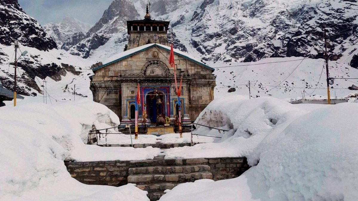 WorthyInd's tweet photo. Kedarnath dham completely covered in  fresh white snow
#Kedarnath https://t.co/vxJfHAdo0f