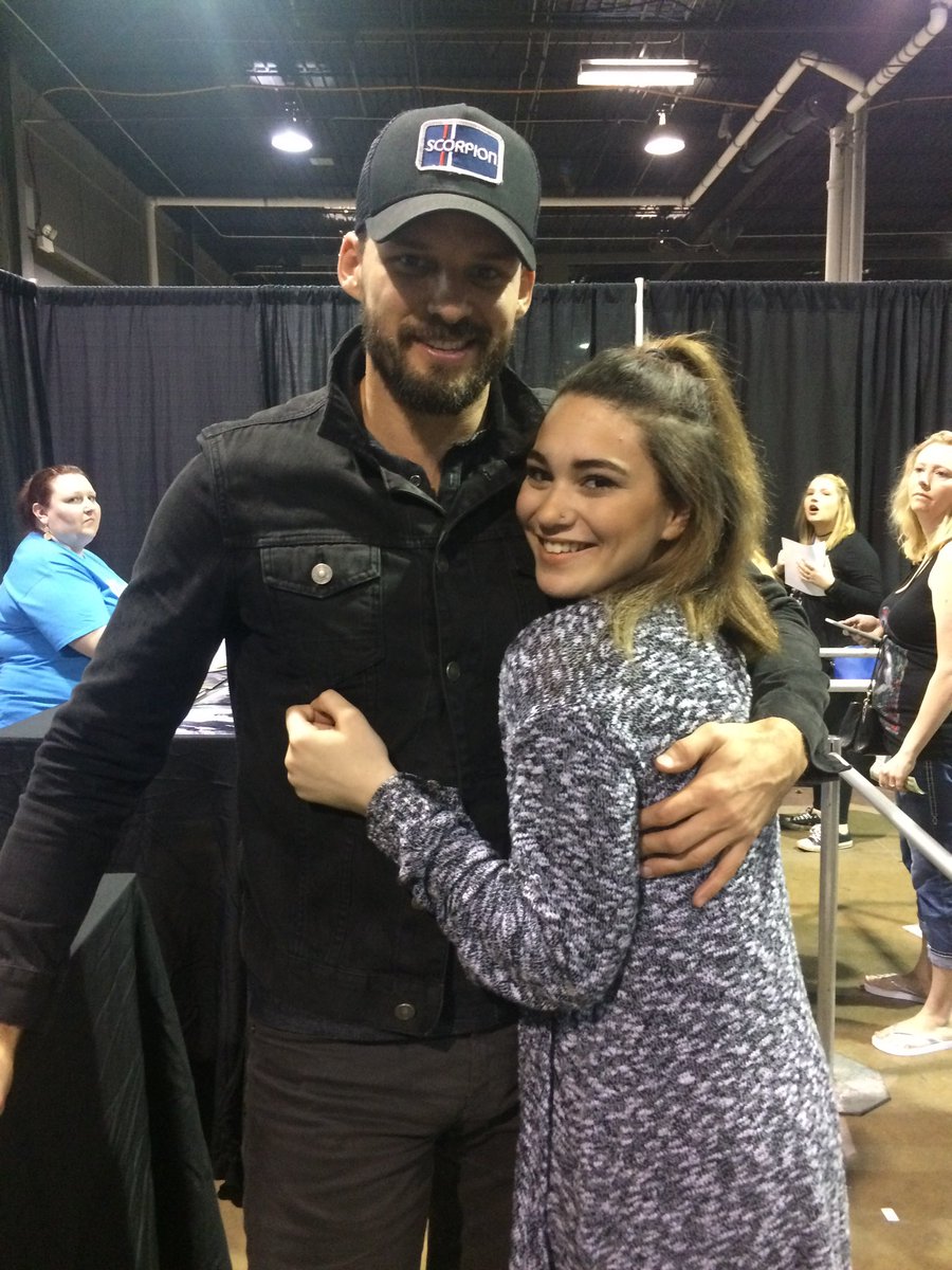 @DramaQueensOTH @SophiaBush @HilarieBurton @AustinNichols 
Just listened to this weeks episode and can confirm Austin makes everyone fall in love with him. This was 2017 when my daughter was 16 and he was SO incredibly sweet to her all of us left with heart eyes 😂❤️