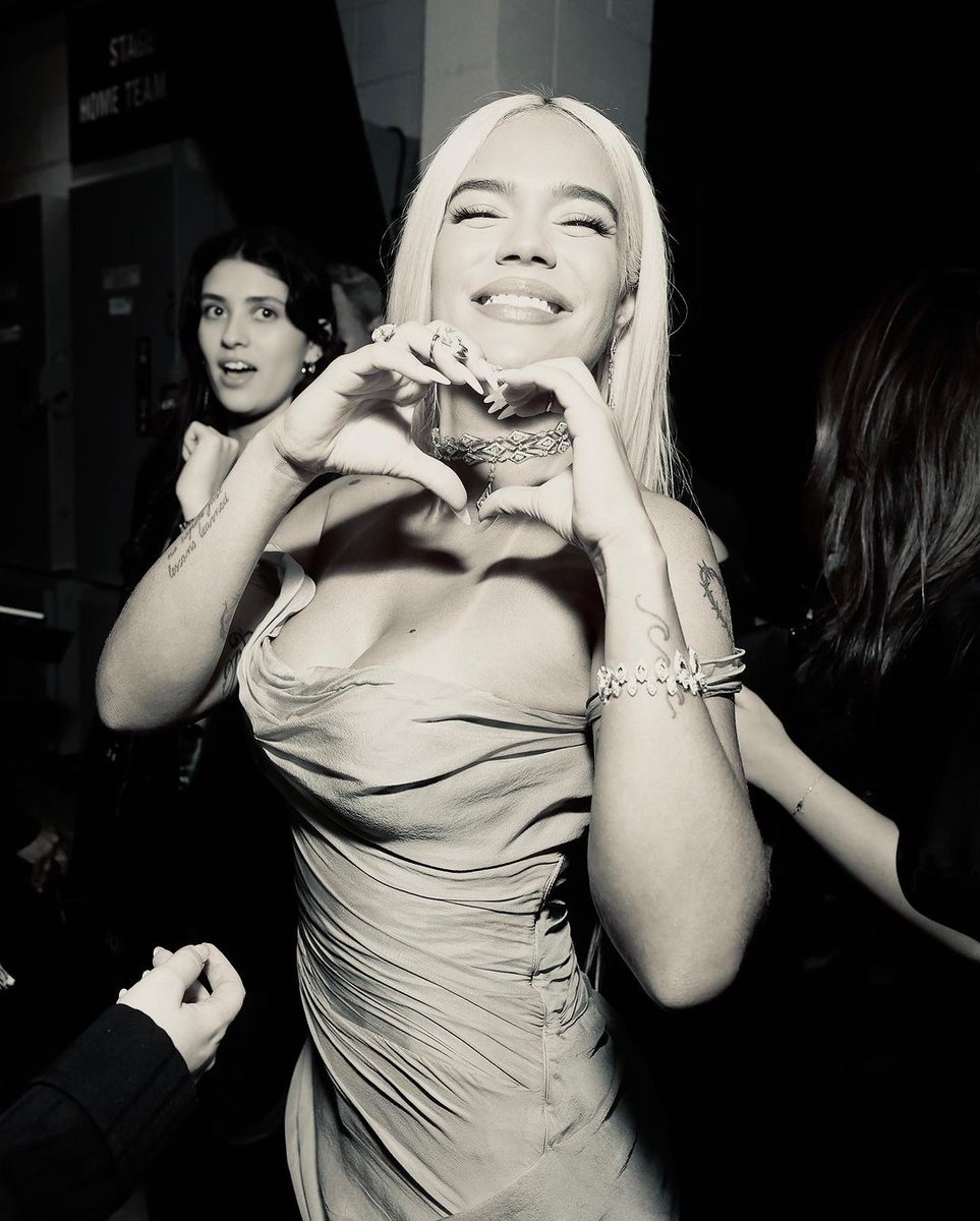 TNTLA's tweet photo. ¡Buen día! Porque hoy sí que es bonito 🌈🫶 #GRAMMYsTNT 

📷@karolg https://t.co/eUsOeFG6fh