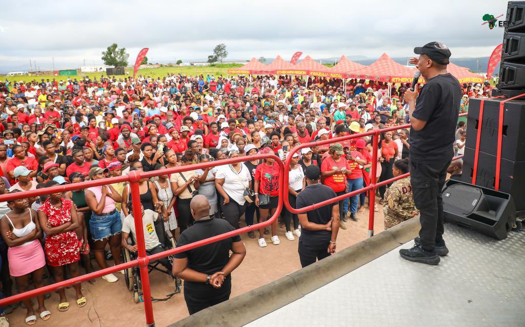 EFFSouthAfrica's tweet photo. ♦️In Pictures♦️

CIC @Julius_S_Malema addressing the community of ward 06, Hammardale to the #EFFManifestoLaunch.

We no longer want a government that doesn’t take care of black people, we want a government that will look after black people.

Remember you can still register to vote online on the following link: https://t.co/6qMNhibUVO

#SiyayaeMosesMabhida