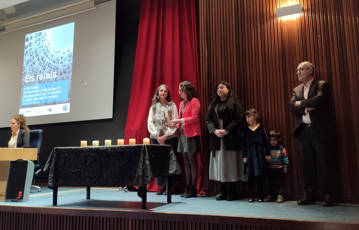 AmeliaGrandaPin's tweet photo. Hoy he tenido el privilegio de participar en la Ceremonia de las Velas en recuerdo de los seis millones de judíos que perdieron la vida en el Holocausto, durante la Segunda Guerra Mundial. Un momento lleno de solemnidad, emoción y sentimiento de responsabilidad como docente. 🇬🇧🔽 https://t.co/rEF8y92ax2