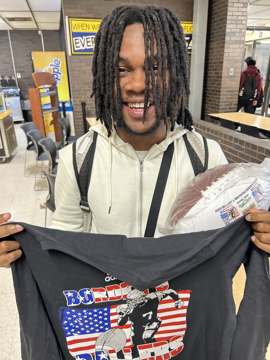 DStephens5__'s tweet photo. Shout out to @bordenfb4ever for choosing me for one of his Marcus Borden ballers. @pwayfootball 💛🖤 https://t.co/z0COjT5Ooa