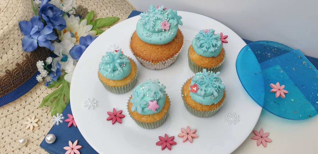 Daiyame's tweet image. Something sweet as a start into the week. 😌
Genshin Impact inspired Cupcakes. 🧁🍴💕

#KitchenStuff