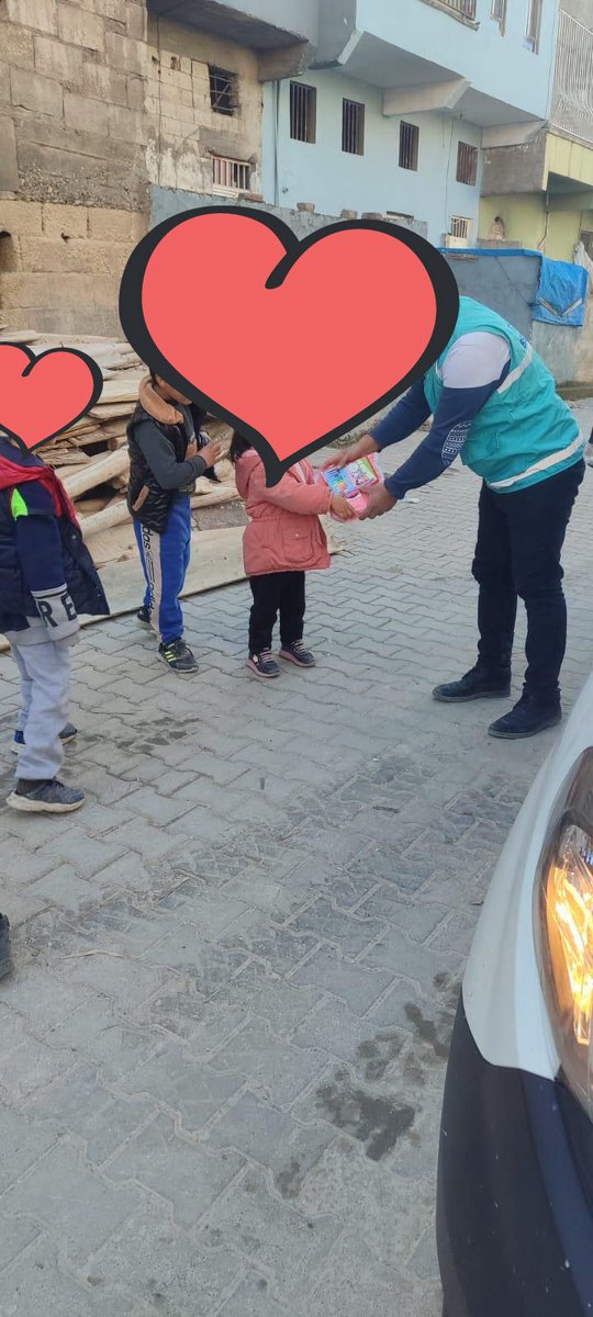 Die Erdbeben vom 6. Februar haben uns viel genommen, aber sie haben uns auch ermöglicht, die wirkliche Zerstörung hinter den eingestürzten Mauern zu sehen. In einer Welt, in der Kinder im Februar barfuß um Schals laufen, wird kein Gebäude, das wir errichten, Bestand haben.