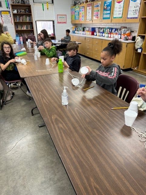 BeebeElementary's tweet photo. Mrs. Lay's 4th grade class experimenting with the way sound travels. #bbelem #bprd https://t.co/rxhnR4FdJT