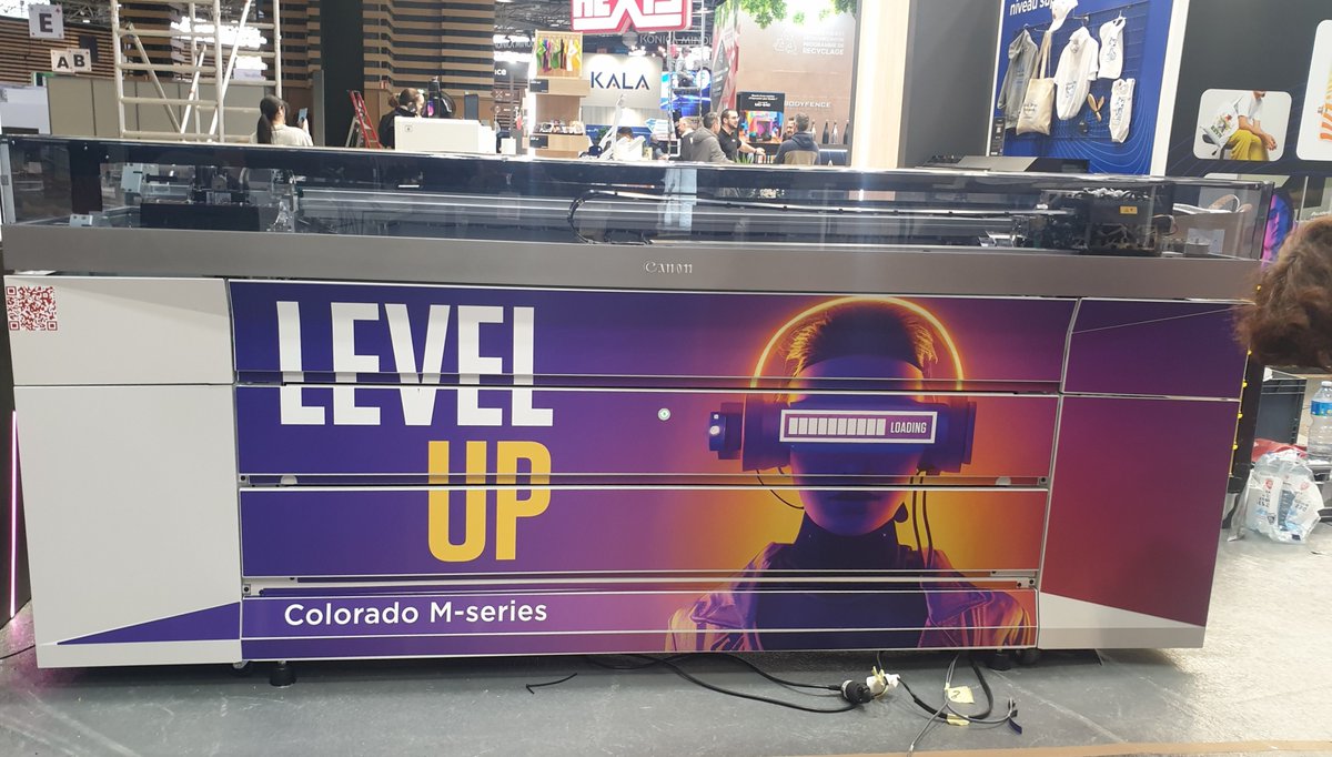 CanonProPrintFR's tweet photo. H-24 avant le @Salon_CPrint !
Notre stand prend de plus en plus forme ! Toutes les équipes maintenance se plient en quatre pour vous accueillir dans les meilleures conditions possibles !
Avez-vous une idée de la superficie du stand Canon ?
Nous vous attendons nombreux demain ! https://t.co/g1uQeCjCgV