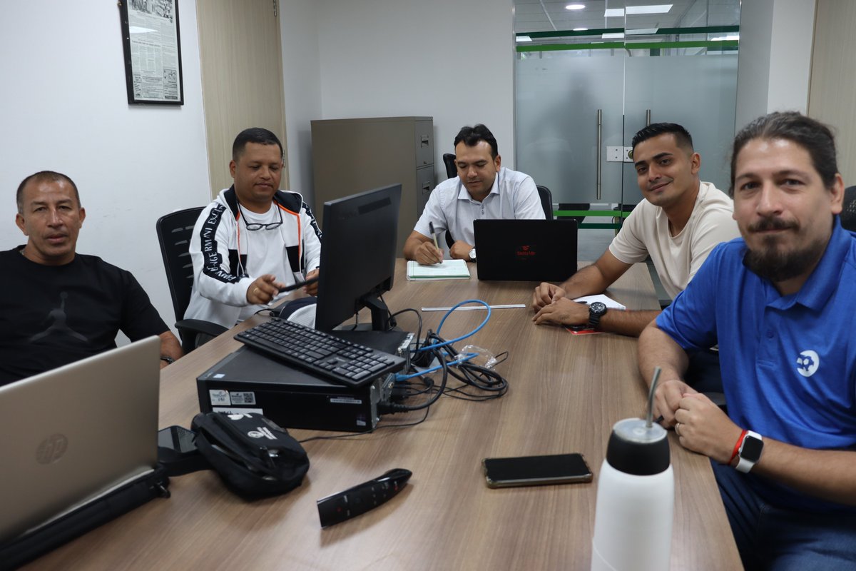AntioquiaLAF's tweet photo. En gestiones para traspasar fronteras... ✈️⚪️🟢

El cuerpo técnico de las selecciones Antioquia avanza con el apoyo de @SportursCo para buscar la participación de nuestra blanca y verde en un Torneo Internacional 🏆🇺🇸 en Estados Unidos. https://t.co/wJsTf2t29Z