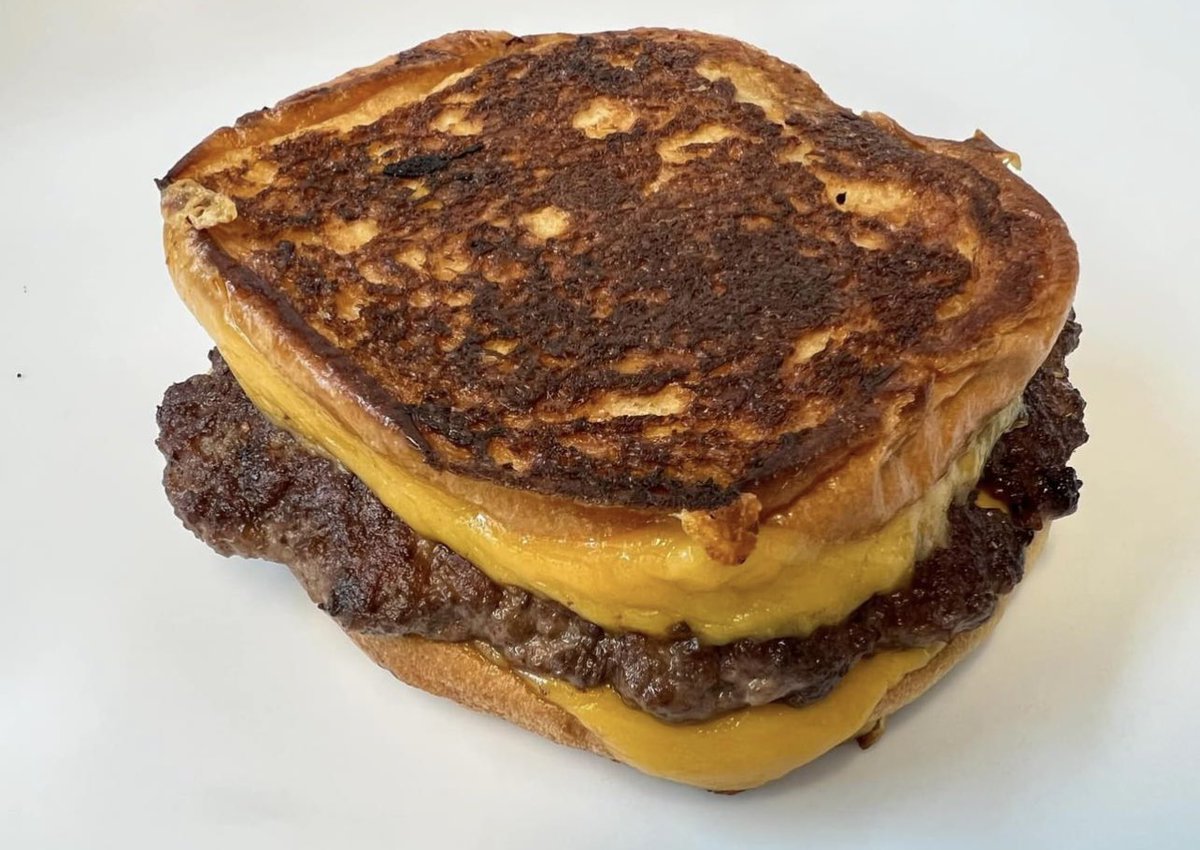 daveyhubb's tweet image. I put a burger in the middle of my grilled cheese! ✌️❤️🍔