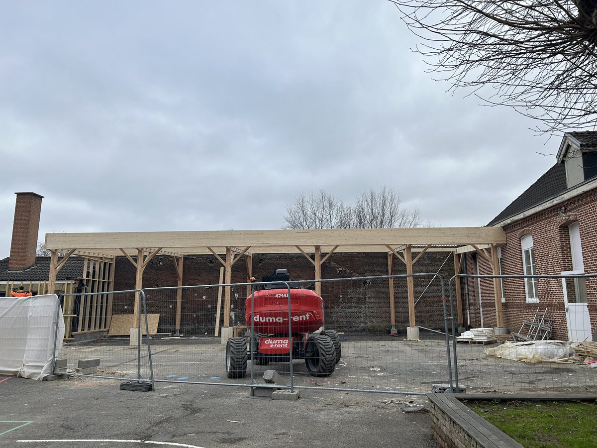 EnergieFlandre's tweet photo. En image - les travaux de rénovation et extension de l’école de #Fleurbaix sont en cours
✅ rénovation avec l’appui du programme #ACTEE 
✅ extension et solarisation de la toiture 
☀️ la production solaire sera auto-consommée https://t.co/T758aajVOP