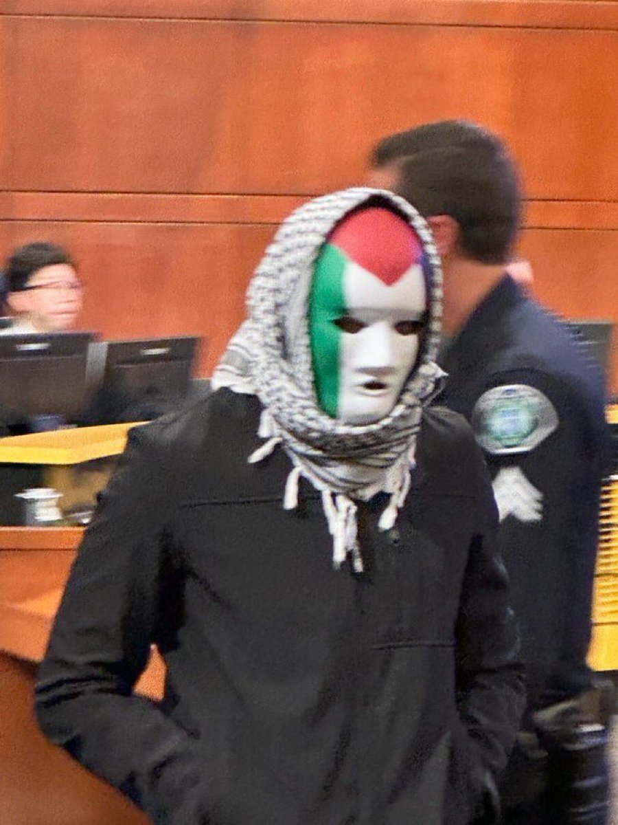 visegrad24's tweet image. Anti-Israel protesters are now forming mobs which disrupt city council meetings.

They started in California but are now repeating the model across the U.S.