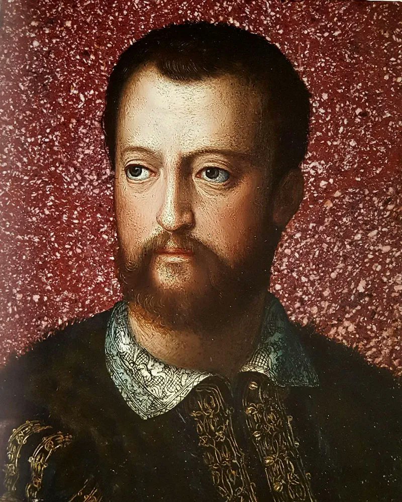 Si algo le gustaba a un Medici (casi) más que un solideo papal era el pórfido rojo imperial que los romanos top se traían de Egipto. Hace muy poco, viendo los "Reversos" del Prado, descubrí una de las piezas más fascinantes que he visto en este material... 🧵⬇️