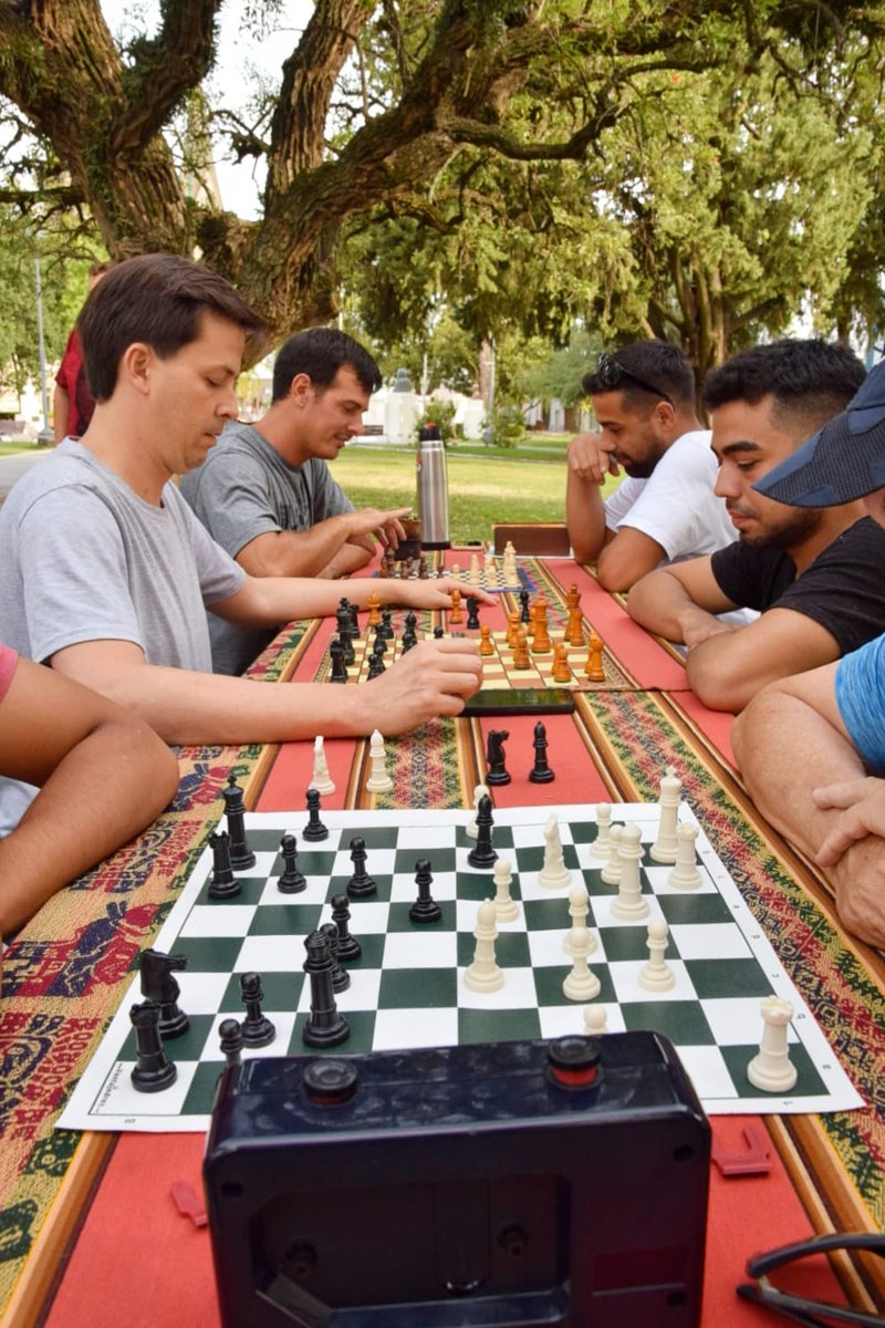 Excelente 👌 en la Plaza Libertad, campeonato amistoso de ajedrez ♟️♟️