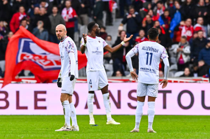 CF63Insights's tweet photo. 📊 | #LOSCCF63 | Le point tactique

Cette semaine, on décortique dans ce thread les buts lillois, histoire de mieux comprendre et illustrer ce qui n’a pas fonctionné au @ClermontFoot. Et attention, ca pique, avec des constats systématiques qui ne pourront être comblés que par:

➡️ un changement de système (on y reviendra séparément)
➡️ une attention renforcée
➡️ une plus grande solidarité
➡️ une plus grande discipline tactique

Cela fait en tout cas plusieurs mois que le CF63 prend ce genre de buts sans que rien ne change fondamentalement. 

Et tout cela contraste forcément avec le pressing de l’an dernier où un alignement en V était le plus souvent parfaitement exécuté et piégeait les appels dans une nasse, à laquelle s’ajoutait systématiquement une pointe de 2 à 3 joueurs sur le porteur du ballon, l’exemple parfait étant le match contre Rennes au Stade Montpied, pour une victoire 2-1 au terme de match de grande qualité. (1/12)

#CF63 | #clermontfoot | 🔴🔵🌋