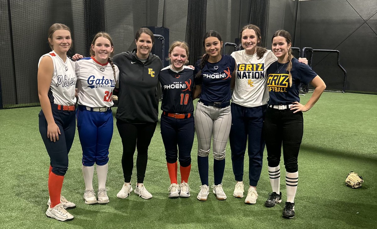 TatumHumphrey20's tweet photo. Had a great time at the @FCGrizSoftball camp!! It was so much fun to meet new people and learn some new drills. Thank you @CoachAngieBain and @_CoachCraft_  for hosting a great camp. I am so happy I got to see @lowry_kendall and also @zoey21kug !!
@ind_gators09 @MoPiSoftball https://t.co/gggikPN31X