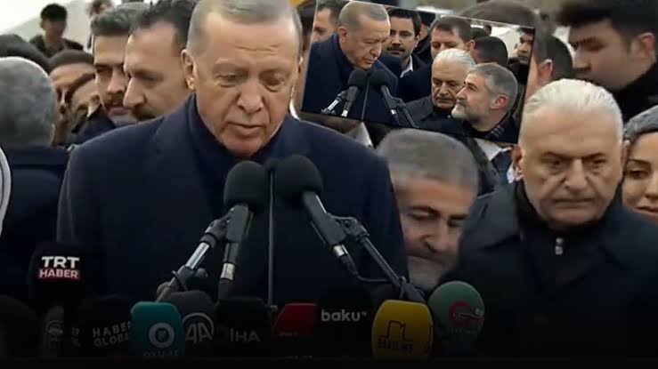 UNUTMA | Depremzedeler enkaz altında yakınlarını ararken, yer kapmaca oynayanları unutma.

#6Şubat2023