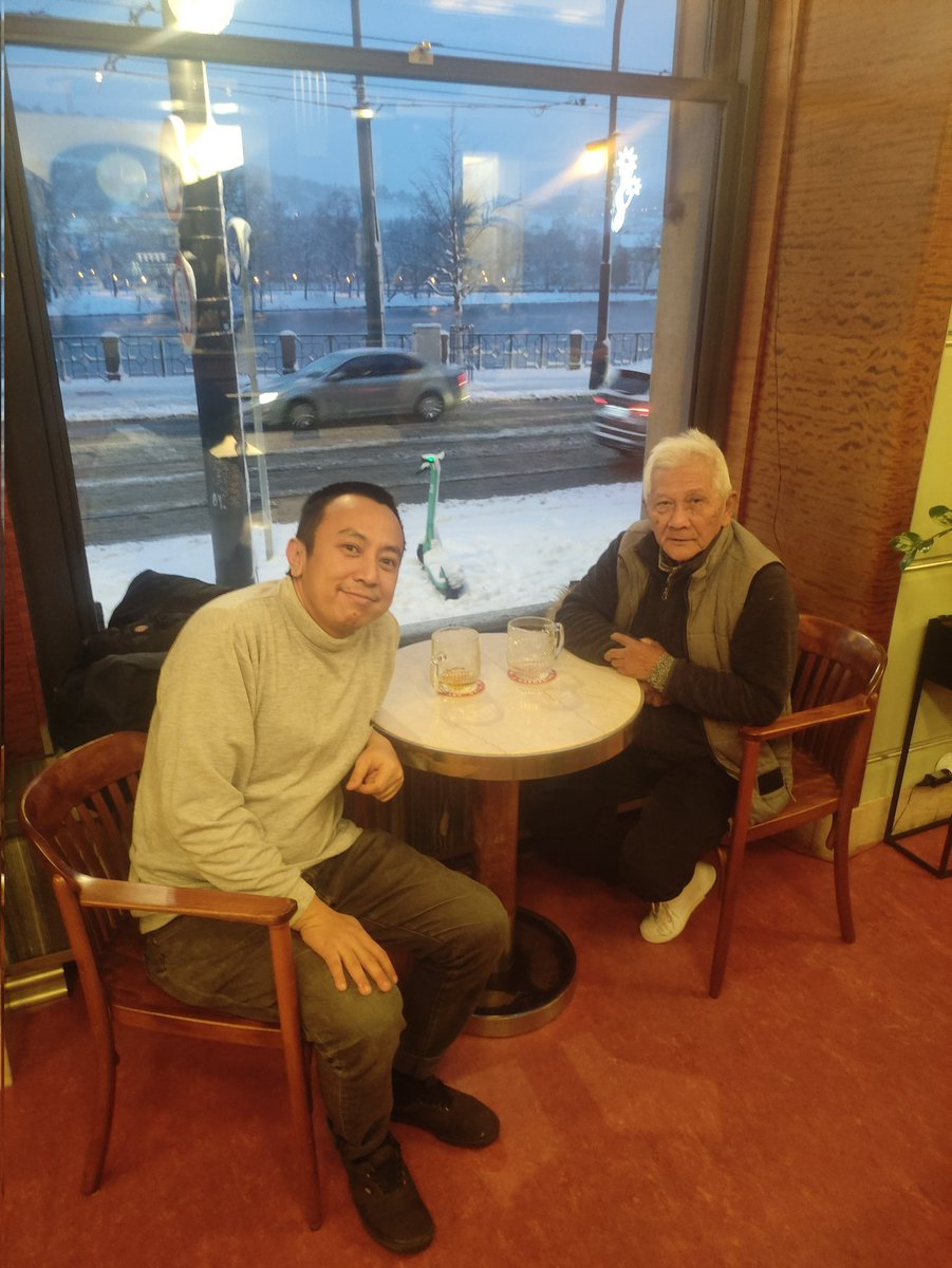 <a href="/gruusomeflower/">Gisa</a> Baru beberapa minggu lalu ngobrol dengan beliau,eyang sujono,eksil d praha