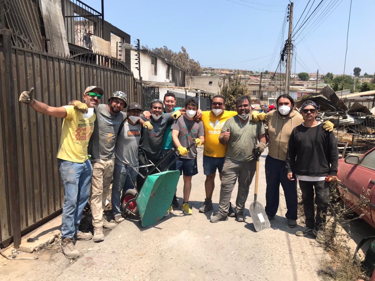 SAesgener's tweet photo. Al igual que para el estallido social, al igual como la pandemia y hoy en esta tragedia que enluta Chile, somos la primera respuesta de apoyo real ante quienes mas necesitan en estos duros momentos.
 
Como sindicato 1 nos llena de orgullo continuar con nuestro sello solidario. https://t.co/zvfCrxJJmz