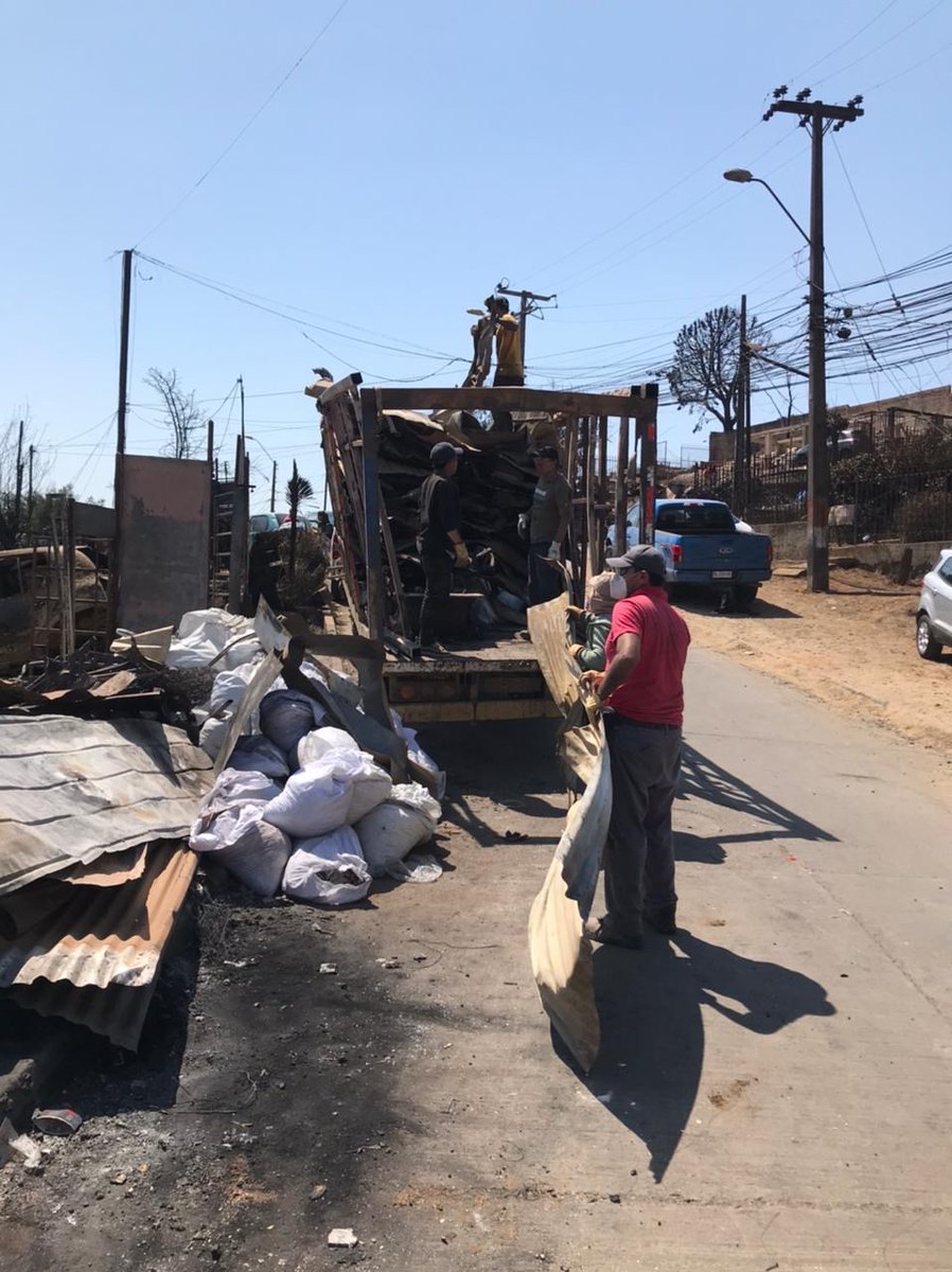 SAesgener's tweet photo. Al igual que para el estallido social, al igual como la pandemia y hoy en esta tragedia que enluta Chile, somos la primera respuesta de apoyo real ante quienes mas necesitan en estos duros momentos.
 
Como sindicato 1 nos llena de orgullo continuar con nuestro sello solidario. https://t.co/zvfCrxJJmz