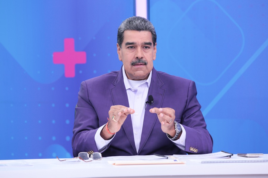 #Ahora Pdte. <a href="/NicolasMaduro/">Nicolás Maduro</a>: Yo jamás diría eso, yo dije hablando de las conspiraciones, que si el pueblo venezolano algún día fuese sorprendido por alguna emboscada, que mantengan la calma y cordura, nervios de acero, máxima movilización popular y agregué porque el equipo gana y