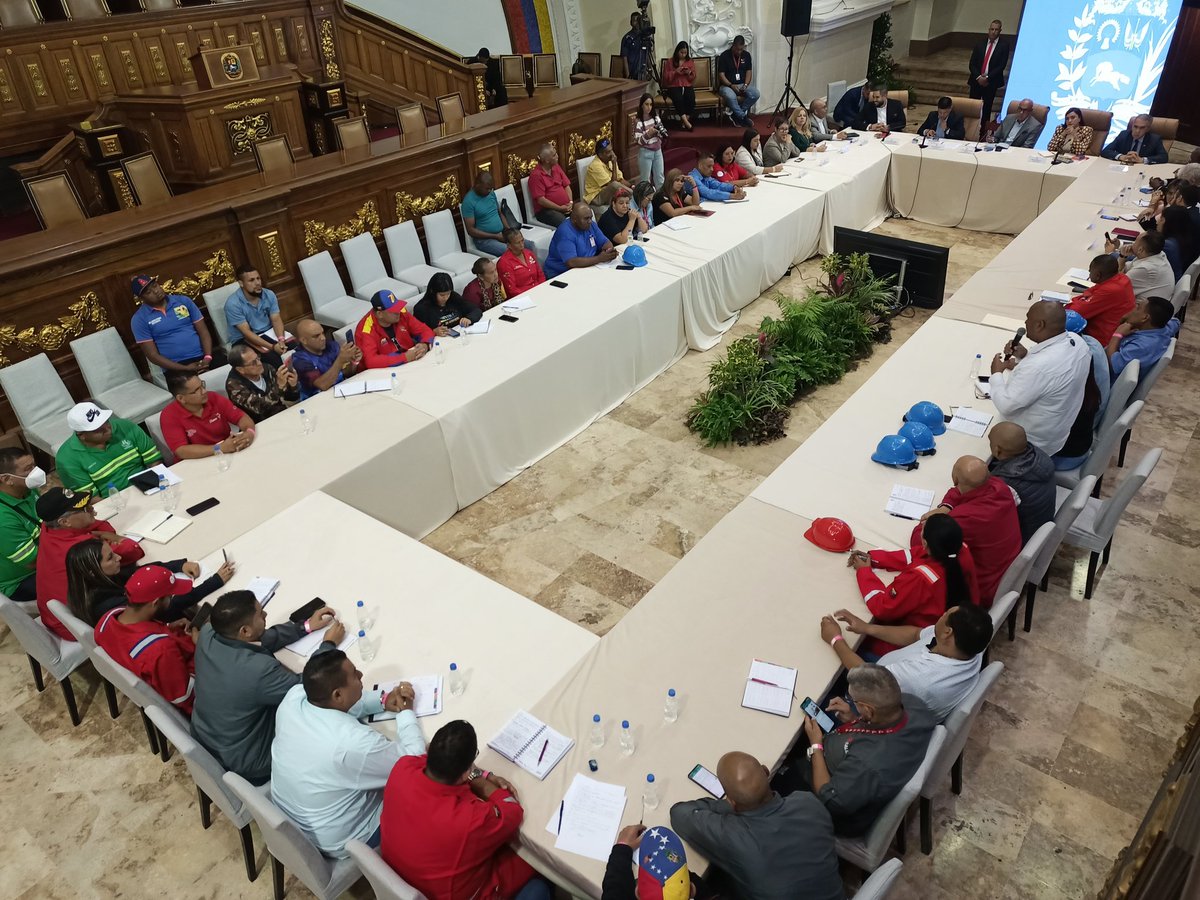 Asamblea_Ven's tweet photo. #05Feb || Ahora Junta Directiva de la AN, encabezada por su presidente, diputado Jorge Rodríguez sostiene encuentro con los trabajadores y trabajadoras en el marco de la Gran Jornada de Diálogo Nacional. https://t.co/H0QZnkh3fx