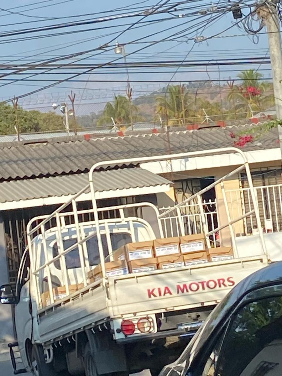 ¿Y cómo putas no se van a perder las urnas si las transportan así, <a href="/TSEElSalvador/">Tribunal Supremo Electoral 🇸🇻</a>? ._.