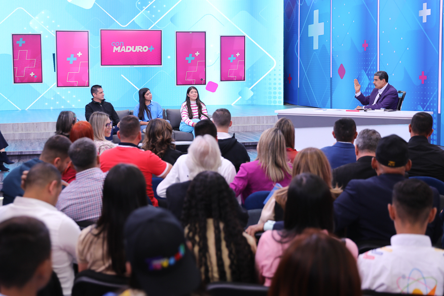 #EnVivo 📹 | "Uno de los objetivos de la desculturizacion que está aplicando el imperialismo con la juventud de Venezuela y el mundo es que a ustedes no les importe la historia gloriosa, la desconozcan, pierdan la memoria histórica", subrayó el presidente <a href="/NicolasMaduro/">Nicolás Maduro</a>