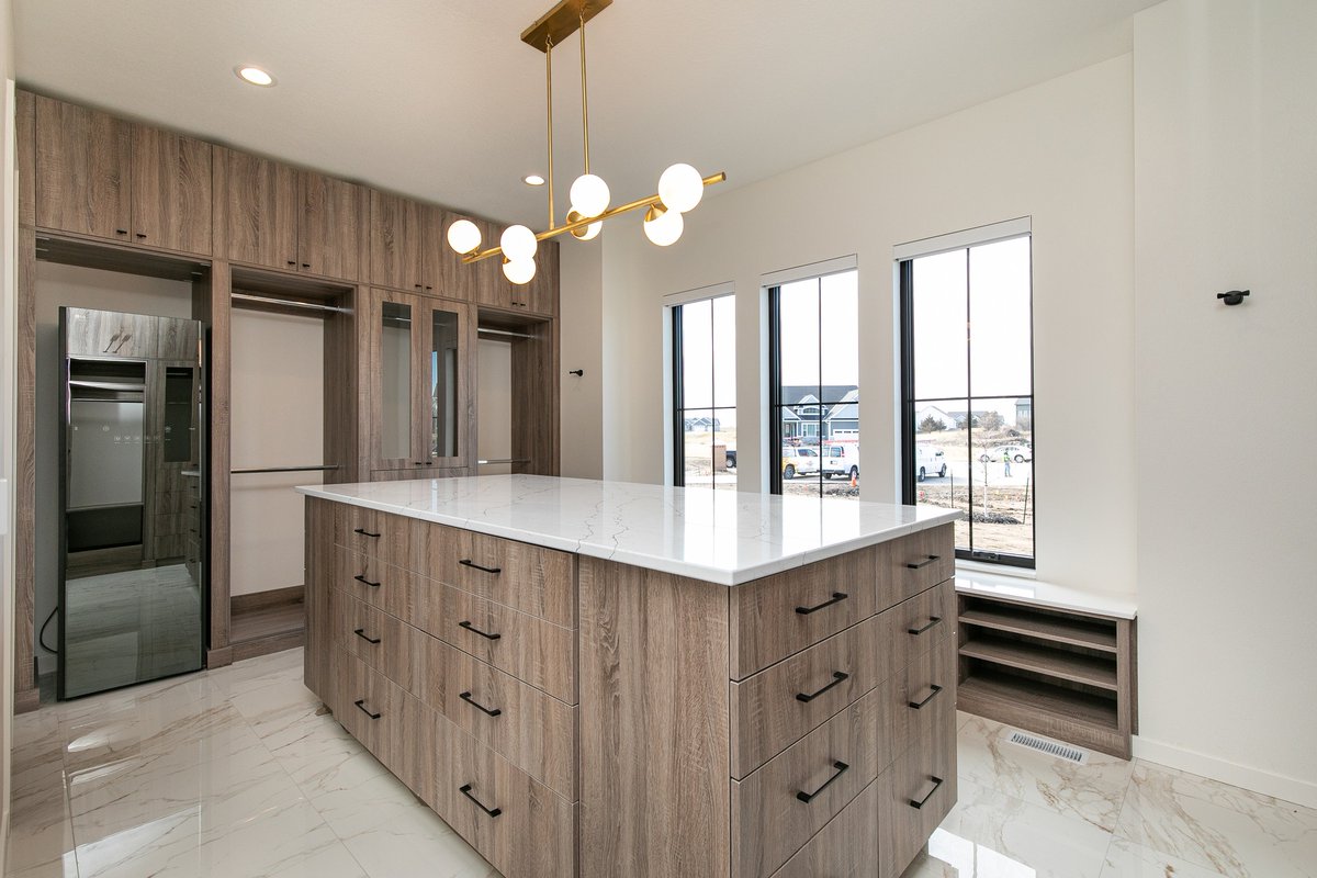 Where fashion meets functionality. 👠
▪️ Custom cabinetry
▪️ Sleek center island
▪️ Personal steamer
▪️ Statement chandelier
▪️ Plenty of storage
For more information about our custom home building process: kimdev.com/build-custom/