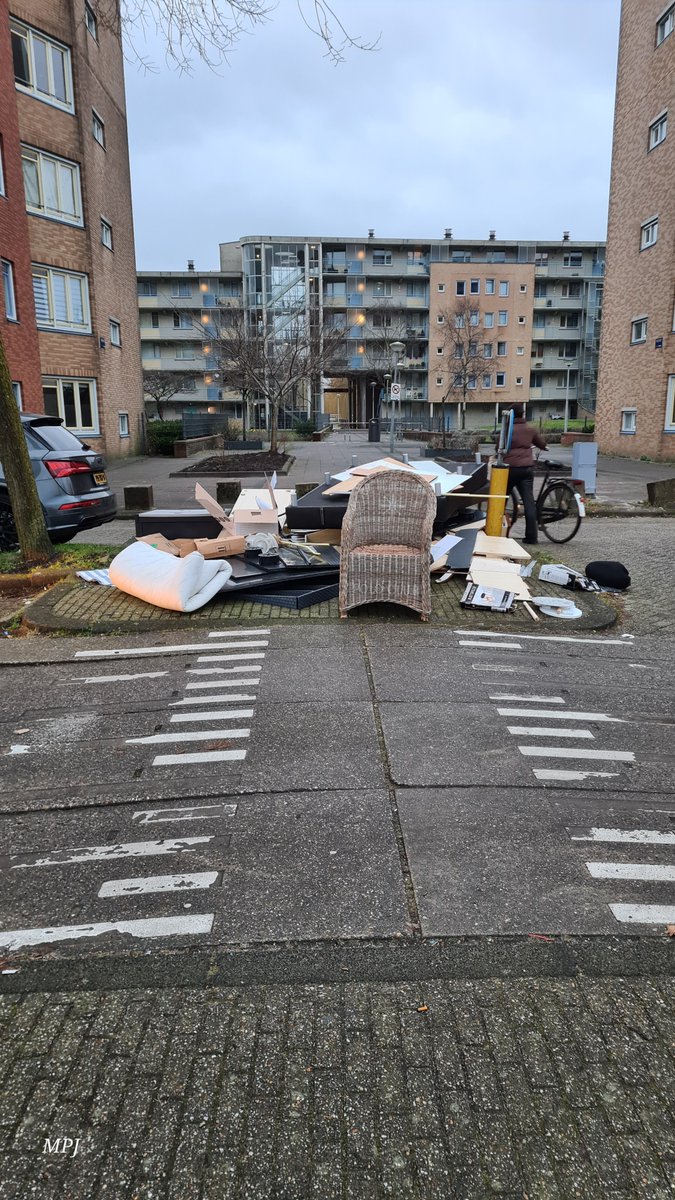 Rel_Opa's tweet photo. @AmsterdamNL Los dit eens op.. 
een Afval plek grof vuil op oversteekplaats.. welke mongool verzind dit ook nog eens van ons geld. 
Prullenbakken altijd vol. Al maanden geen veegwagen enz...  Ik betaal dit jaar niet en wacht lekker tot het einde van de wereld.😁 https://t.co/B3speuSJFD