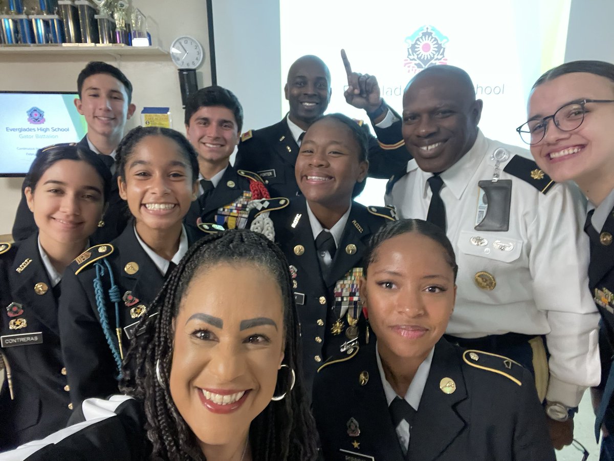 BCPSDirector's tweet photo. Everglades HS totally ROCKED their JPA today! So proud their focus was to increase parental involvement. That is ABSOLUTELY necessary for student success. 
Congratulations on your 98%!! 👏🏽👏🏽👏🏽
#TakingChances_BreakingBarriers_MakingMemories! @SuptlicataP @EHSPrincipal3 @EHSPhotos https://t.co/oM8DshObFO
