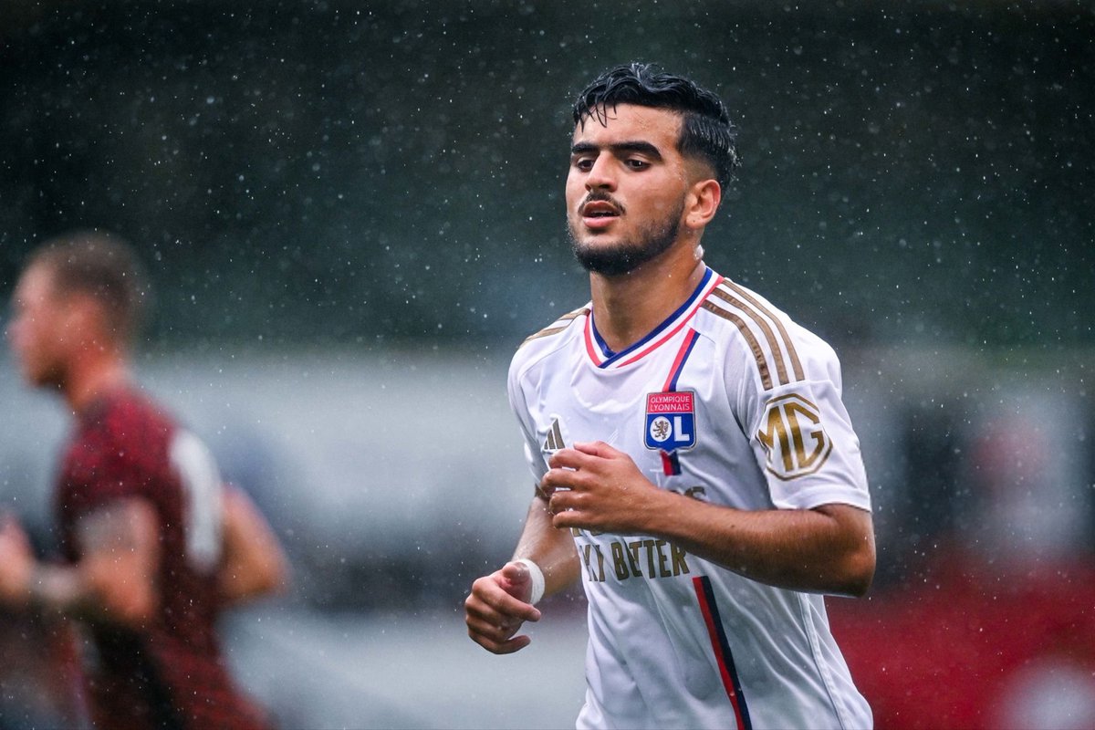lnstantFoot's tweet photo. Mohamed El Arouch, joueur de l'OL, a traversé une période de dépression et a fait face à divers problèmes de santé mentale. 😢

Il a été réintégré au groupe professionnel, entame une phase de réathlétisation et semble montrer des signes d'amélioration. ❤️‍🩹

L'entraîneur de l'OL, Pierre Sage, compte sur lui et lui offre tout son soutien. 

Nous adressons notre solidarité et toute notre force à ce talentueux joueur. 🫂