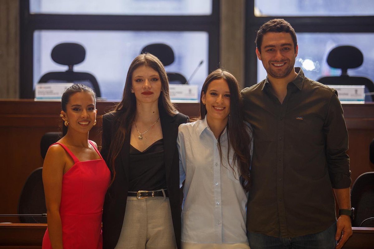 cdjmedoficial's tweet photo. ¡Las mujeres están en el poder!

El Secretario de @JuventudMed posesionó a nuestra Mesa Directiva del CDJ Medellín, tres mujeres súper tesas que continuarán llevando la instancia junto a las juventudes de la ciudad a otro nivel🚀

#NuestraBanderaEsLaJuventud https://t.co/iWClJY34q6