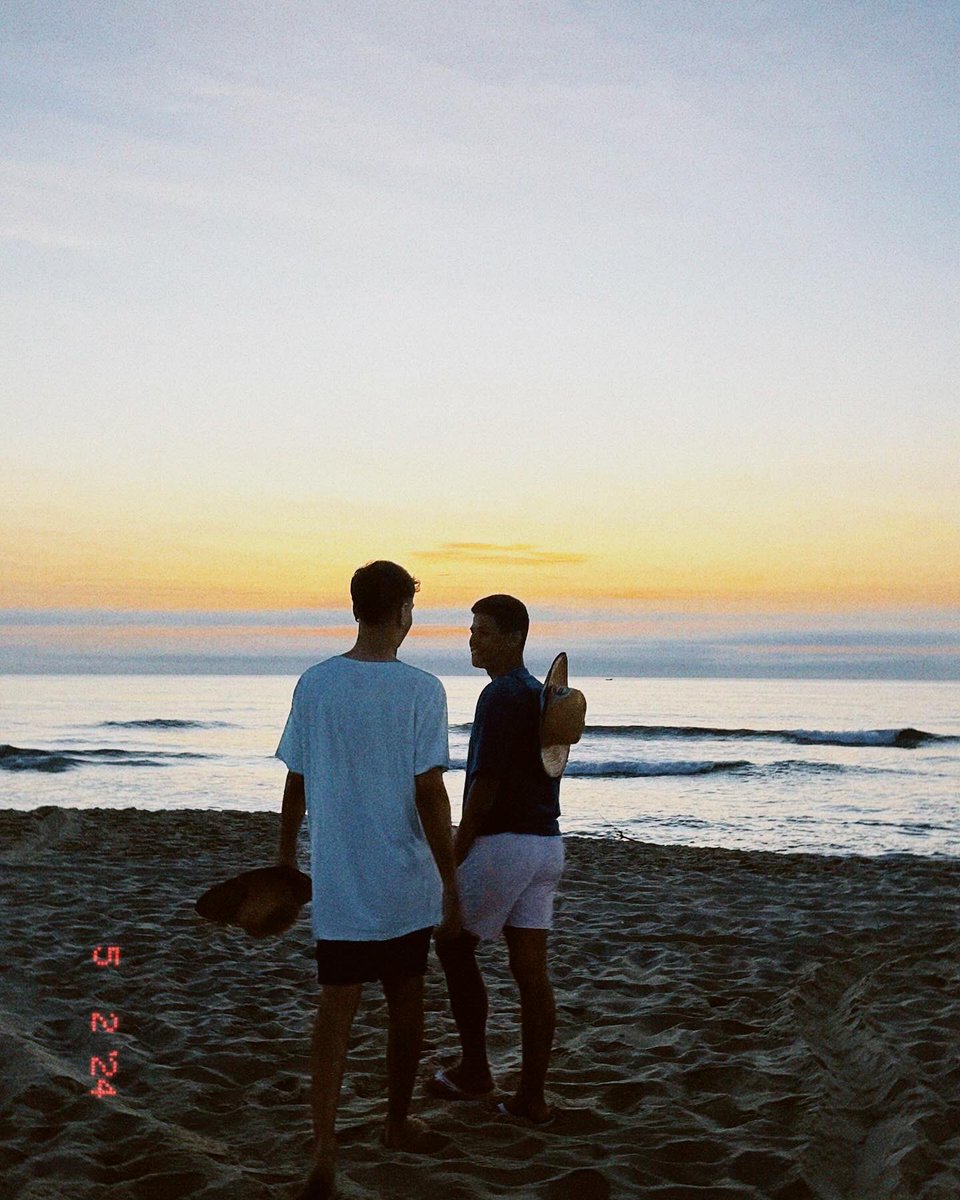 fodastico2001's tweet photo. no horizonte, o céu faz um show de cores pra nós dois. 🌊❤️‍🔥 https://t.co/6QZHfU6PPB