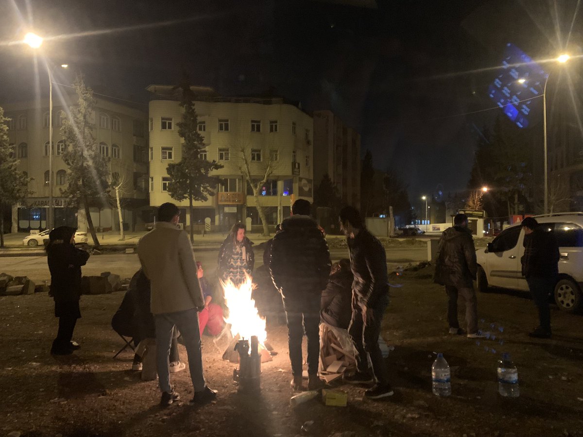 İki fotoğraf arasında yaklaşık 1 yıl var. Her şey unutuluyor da acı kalıyor. Bu gece burada toplanan kişiler ile enkazda çalıştık. Hiç birisinin ismini bilmem telefonu yok ama herkesi yine bu saatte buraya getiren acısı var. #6subat2023 #DepremiUnutma #Kahramanmaras