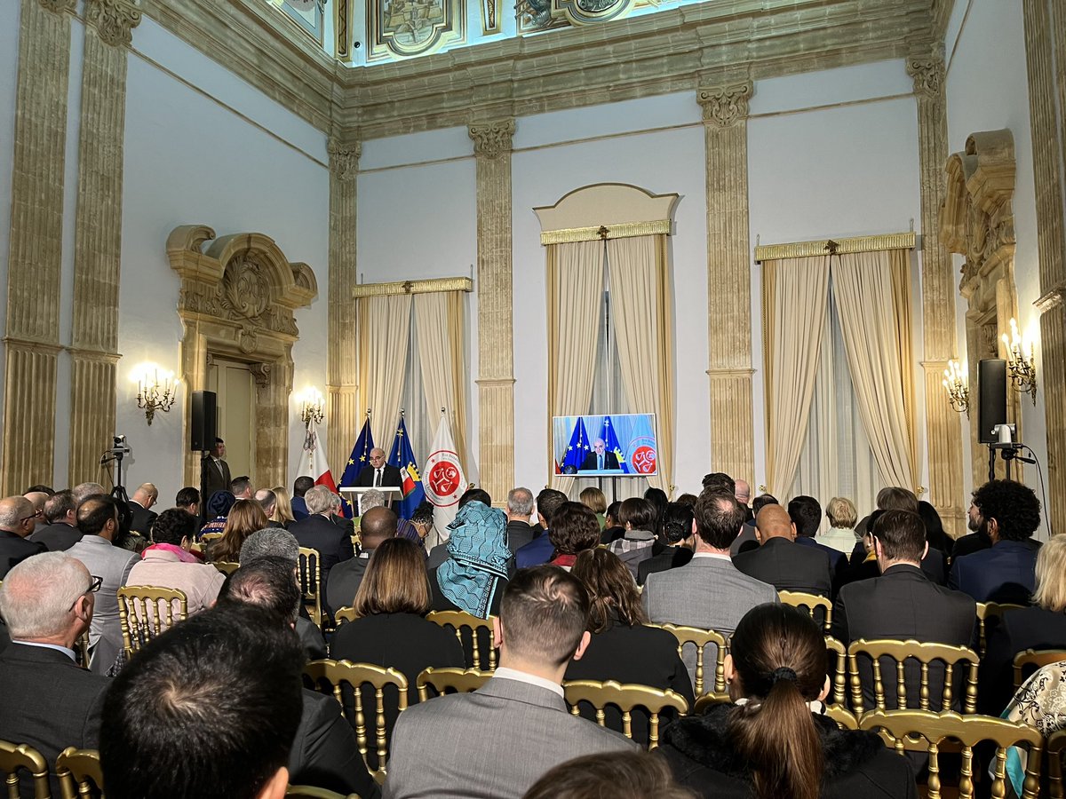 Nigel Holmes tweet media