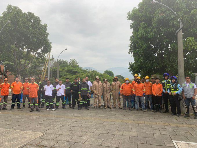 soydeituango's tweet photo. Aplausos #GranLabor Todo nuestro equipo unido. ¡Lo estamos dando todo para que Medellín vuelva a ser la Tacita de Plata! 💪🏻✨ #MedellínTeQuiere @AlcaldiadeMed @Emvarias https://t.co/Ozxlz4i5IJ