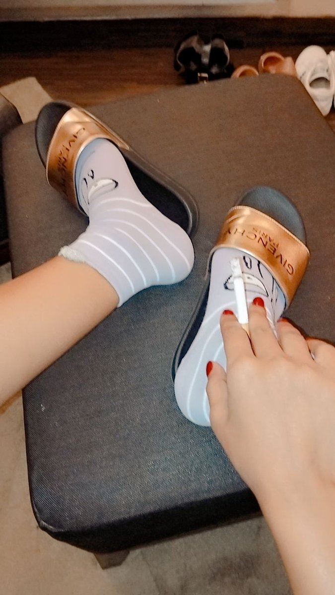 khan_1995406's tweet photo. Hello kutto kal evening m around 4 baje live aaoungi apne ek kutte ke sath join krna aur session ke liye book kro tum hi kutto ko chat chat kr saaf krne h mere slippers I'd @khan_199999 
Backup I'd @khan_1995406 follow kro repost karo sab kutto tak pahuchao malkin ka sandesh https://t.co/krFxG3loz0