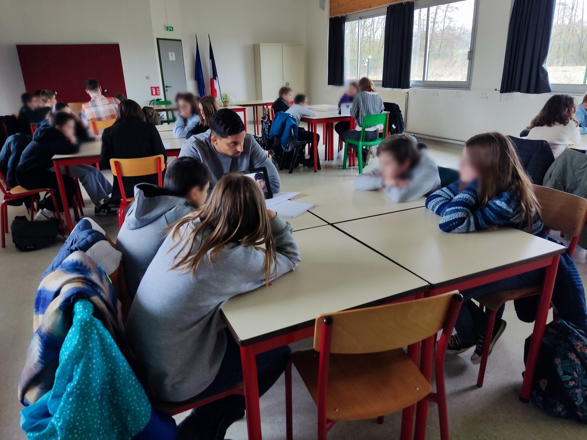 Action #NAH avec des étudiants en 3e année de médecine. Les 5 futurs médecins ont travaillé sur les vidéos des concours #NAH en petits groupes permettant ainsi à tous les adolescents de s'exprimer. Mobiliser toutes les forces vives pour cette grande cause nationale.