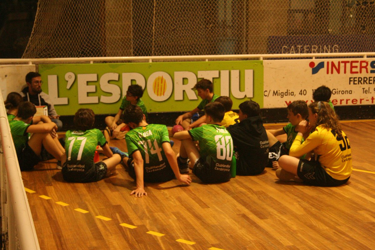 📸 Imatges del partit de l'Infantil Masculí aquest dissabte a la pista del @geieg1919

🤾‍♂️ Partit molt igualat amb una segona part irregular dels nostres que ha fet que el resultat es decanti cap a l’equip local (35-33).

💚 Seguim, nois!!

#12Sarda #Handbol #InfantilMasculí