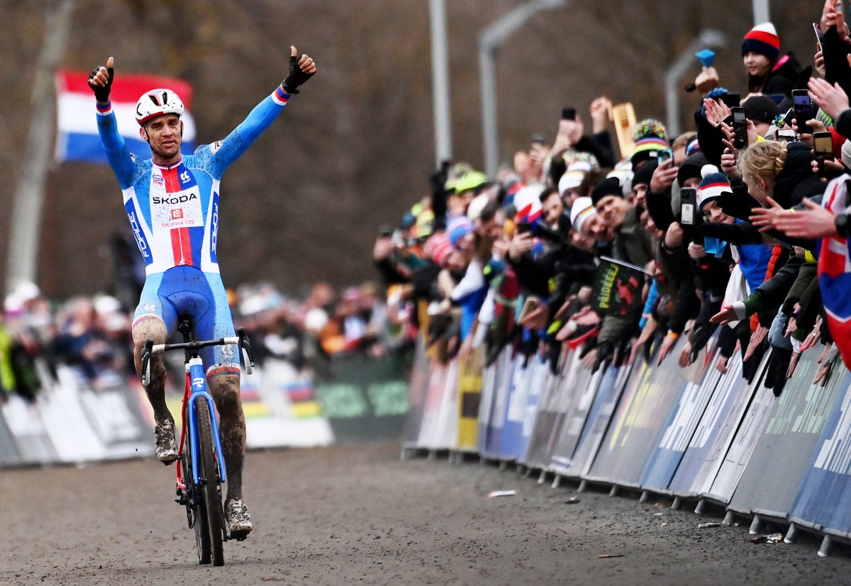 ciclo21's tweet photo. Las sensaciones de Zdenek Stybar tras despedirse en su país durante el Mundial de ciclocross #CXTabor
https://t.co/ghcXRrIWlK https://t.co/4nMFRQNacJ