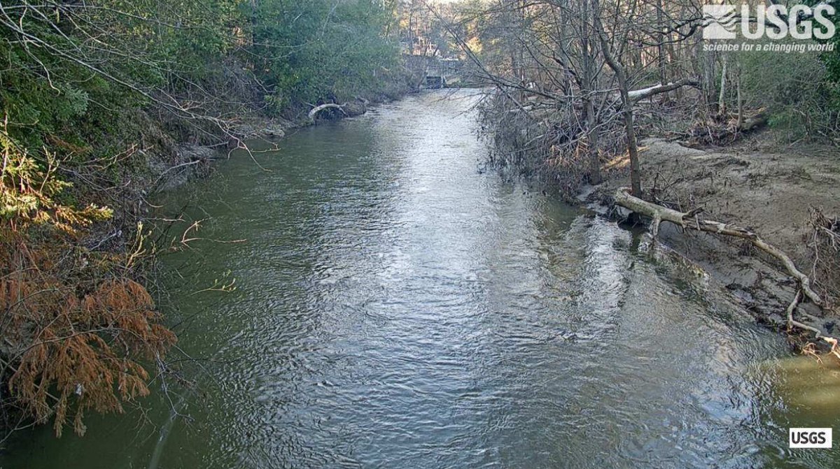 Watch live camera footage of USGS stream gage #11160500 San Lorenzo River at Big Trees in Santa Cruz, California. Water passed 14-feet mark last night. staging.waterdata.usgs.gov/monitoring-loc…