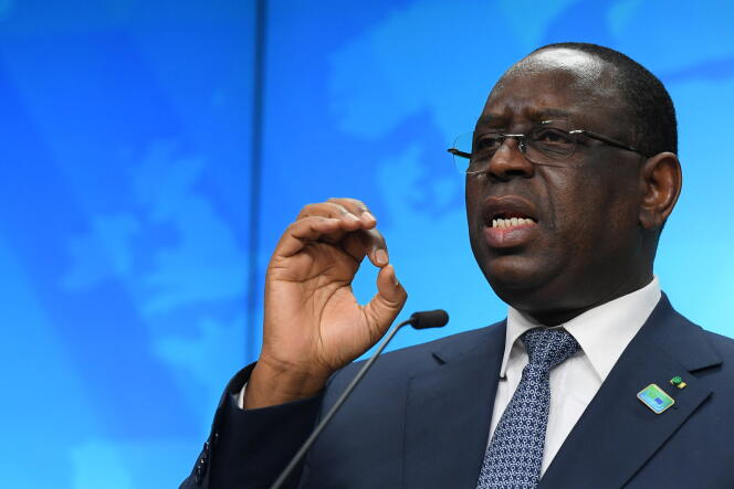 #AESnews #AfriqueN24 🇸🇳 #Sénégal Macky Sall restreint les libertés et coupe l'internet mobile ! 📵 Le président sénégalais reporte la présidentielle et limite l'accès à l'information en invoquant des "messages haineux". Une atteinte à la démocratie qui suscite des inquiétudes.